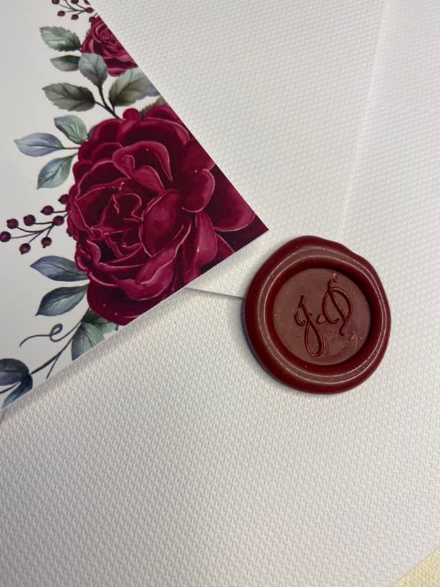 Detalhe do lacre de cera e arte floral de um convite de casamento